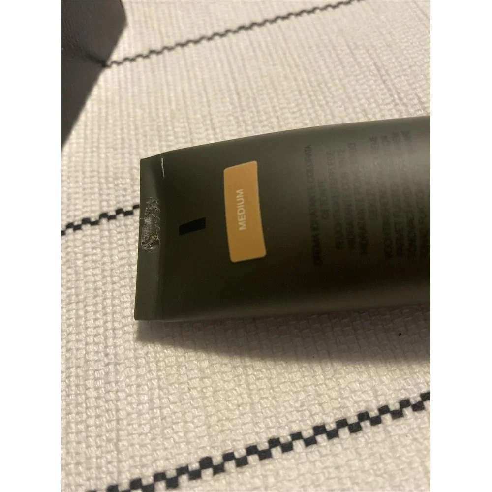 NARS Charlotte Gainsbourg Hydrating Glow Tint 1.7 Oz Medium 6999 Read Descripció